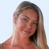 Headshot of Daisy smiling at camera.